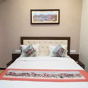 Hotel Oyo 11523 Crown Club